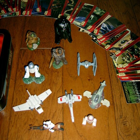 STAR WARS 1999 Tin Box, Trading Cards & Assorted Figures - Picture 2 of 5